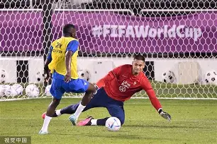 北京一球迷比赛中冲入球场拥抱梅西