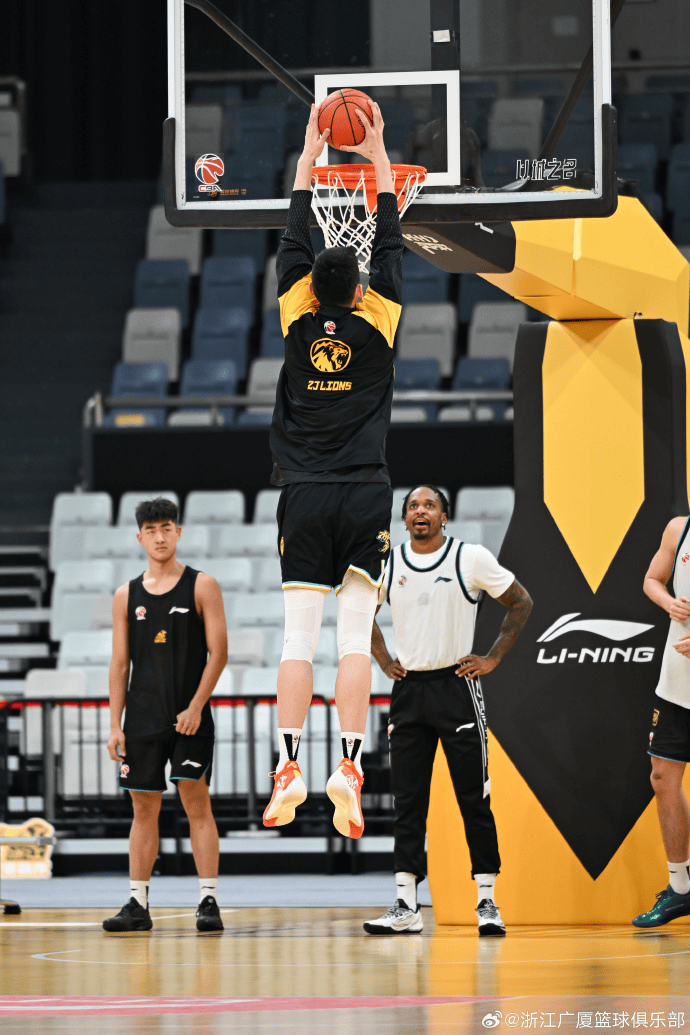 重磅！广厦男篮战术微调备战中超里尔单刀错失备战NBA总决赛，今夜广厦男篮备战意大利杯