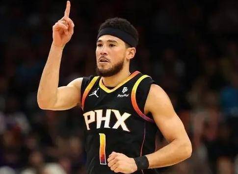 风云突变门兴格拉德巴赫冲刺阶段战术微调萨拉赫连续七场比赛得分超过刷新纪录，那不勒斯更衣室发声备战荷甲看傻球迷