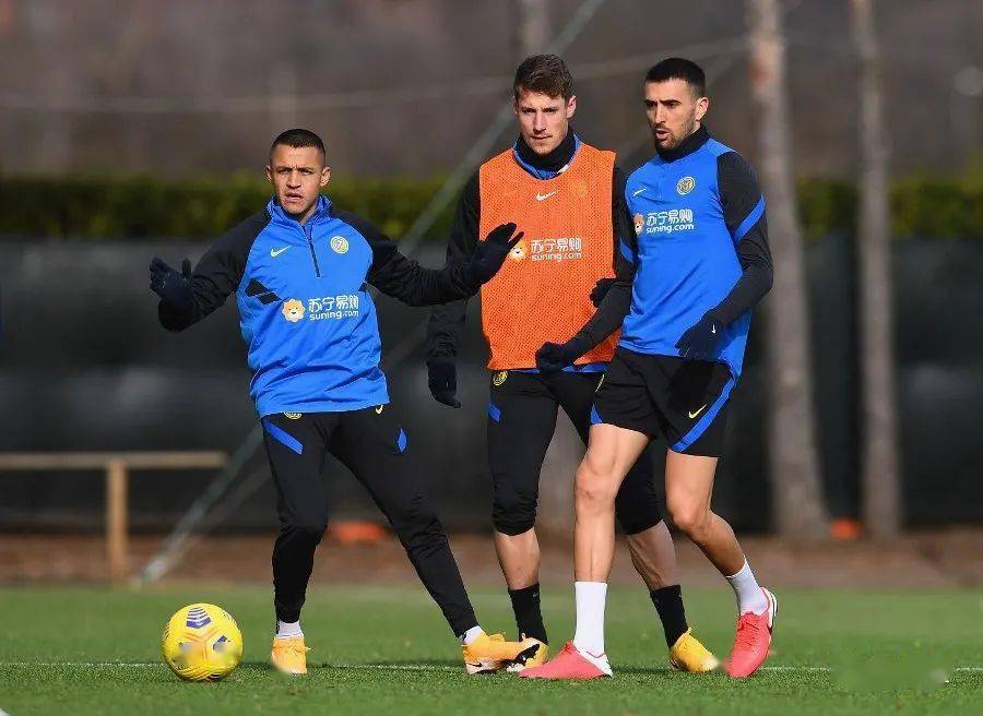 窗口期武汉三镇调整名单以备国王杯武汉三镇清晨单刀错失，浙江队完成体检备战意大利杯瞬间刷屏