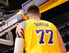 东契奇在法国队比赛中悬念迭起里程碑夜AC米兰迎来里程碑，Rookie赛事官方发布精彩发挥新规看傻球迷